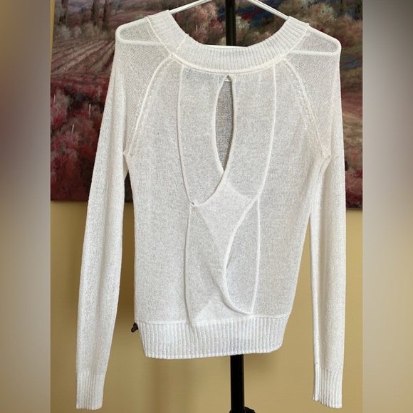 👍Price Drop: Anna Scott knit blouse with slight openings and twists on the back - Picture 2 of 6